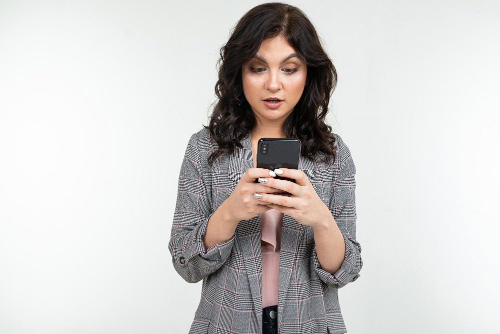 femme sur son téléphone