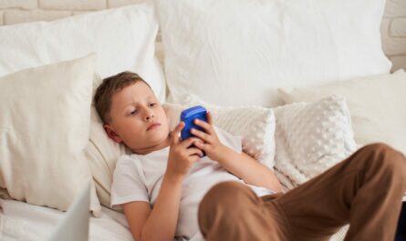 enfant qui joue à la game boy