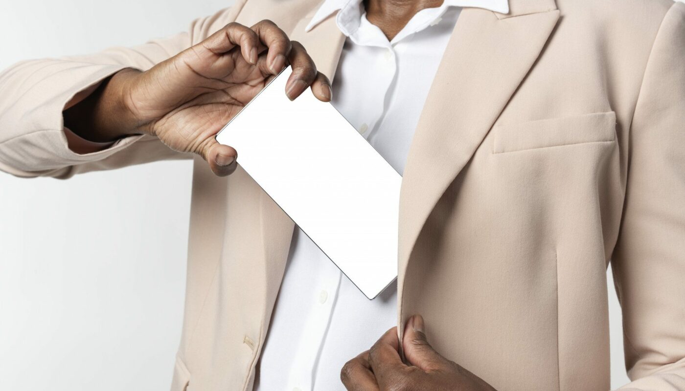 homme qui sorte le téléphone de sa poche de veste