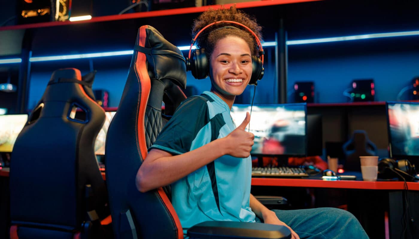 gameuse heureuse de remporter une vitoire en esport