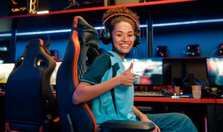 gameuse heureuse de remporter une vitoire en esport