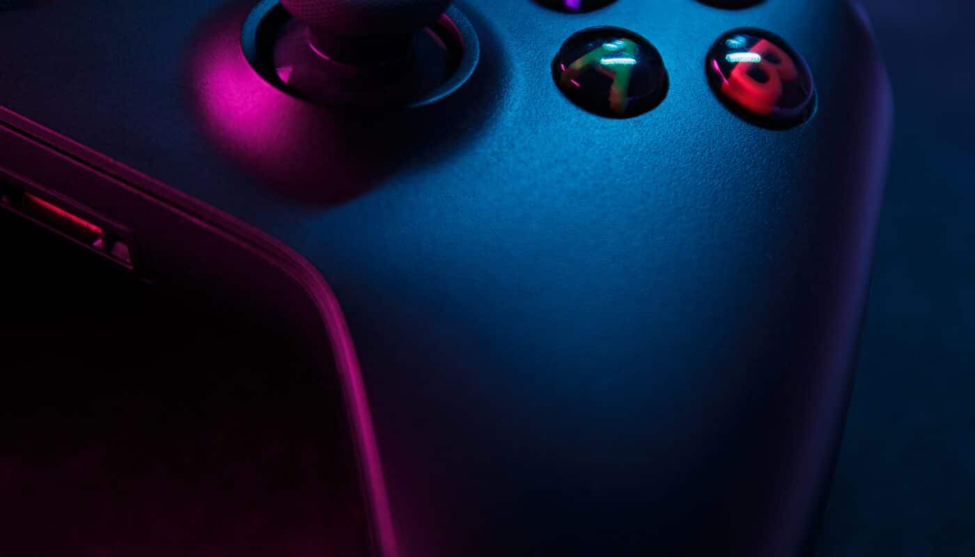 manette de xbox en gros plan dans la pénombre