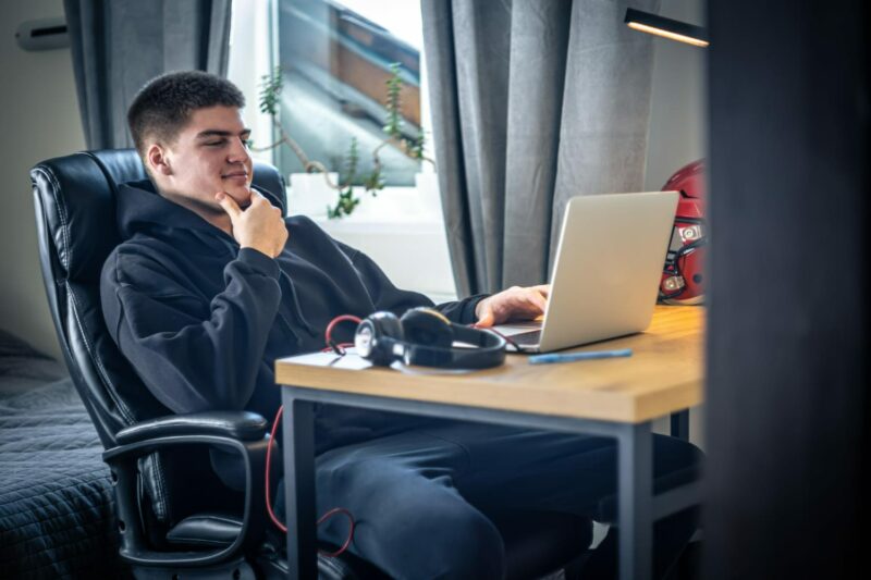 jeune homme regarde son écran de pc