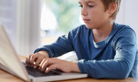 enfant qui utilise un ordinateur
