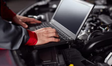 mécanicien qui fait une reprogrammation moteur