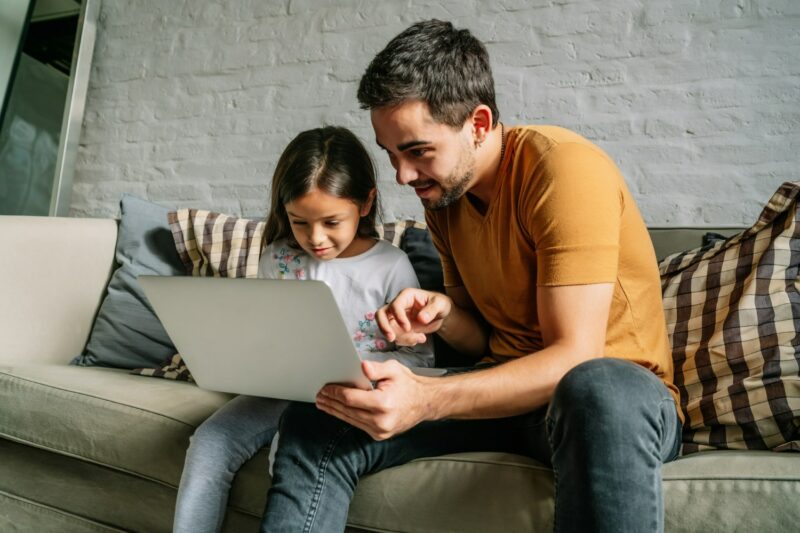 un père et sa fille utilise un logiciel éducatif