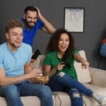 Jouer jeux vidéso canapé