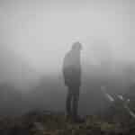 Homme dans le brouillard avec une capuche