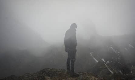Homme dans le brouillard avec une capuche