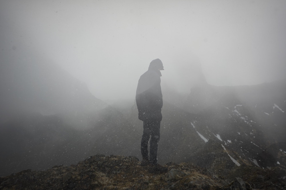 Homme dans le brouillard avec une capuche