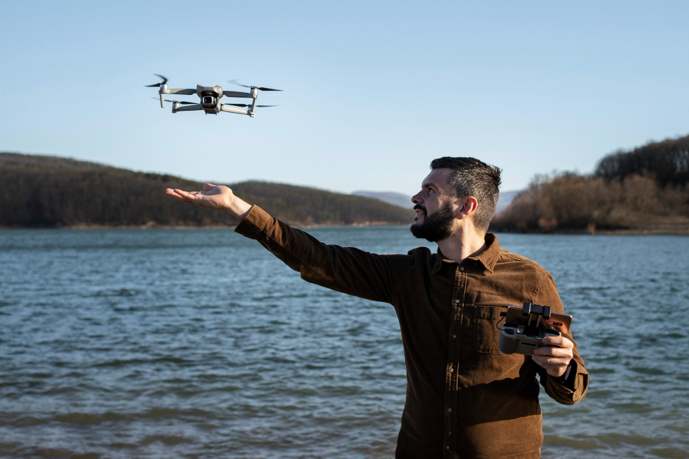 homme avec son drone