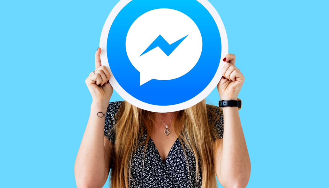 femme montrant un logo de messenger cachant son visage