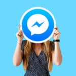 femme montrant un logo de messenger cachant son visage