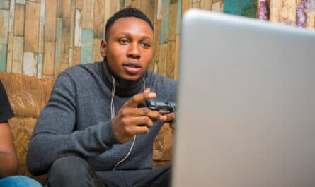 homme qui joue aux jeux vidéos