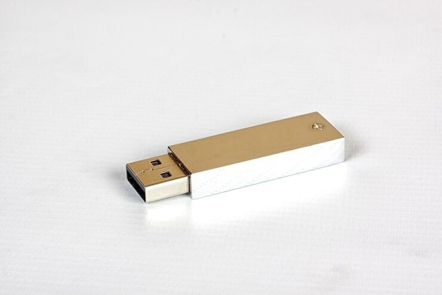 Clé USB sur fond Blanc