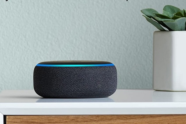 Echo dot sur une table blanche