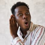 homme surprit qui écoute