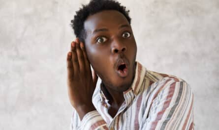 homme surprit qui écoute