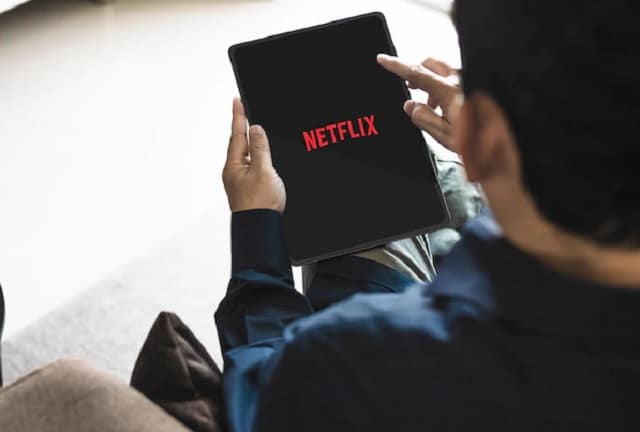 Homme utilisant l'appli Netflix