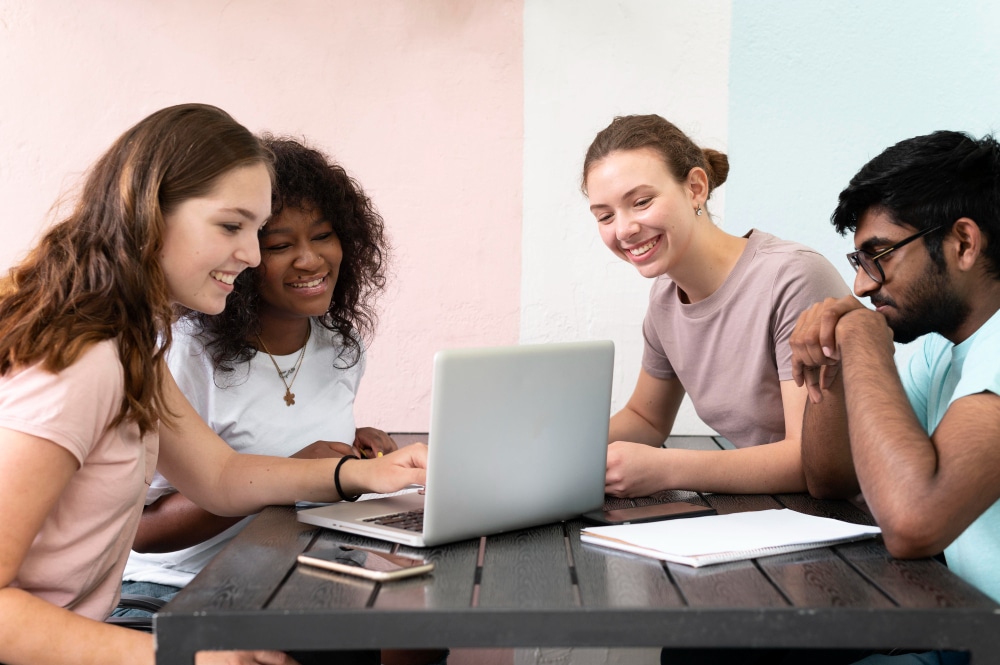 Groupe d'étudiants avec un PC sur une table