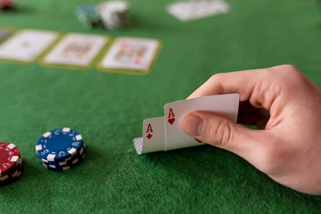 Amis s'amusant en jouant au blackjack