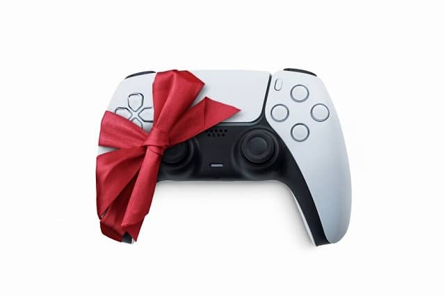 contrôleur de jeu blanc de nouvelle génération emballé avec un ruban cadeau du père noël