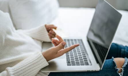 femme cherchant sur internet