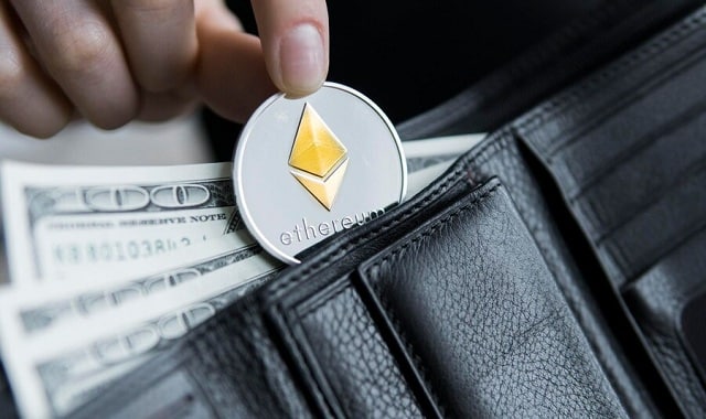 portefeuille en cuir ethereum avec un dollar