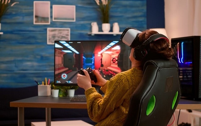 un casque de réalité virtuelle et une manette sans fil