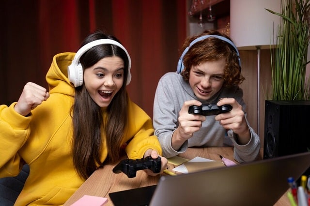 Deux amis adolescents jouant à des jeux vidéo ensemble à la maiso