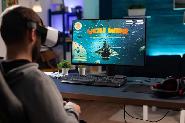 Joueur utilisant des lunettes vr pour gagner des jeux vidéo sur ordinateur