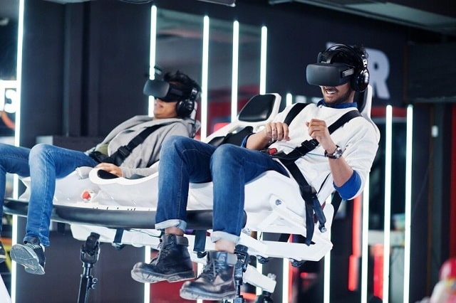 deux jeunes indiens s'amusant avec une nouvelle technologie d'un casque vr