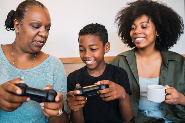 enfant afro-américain enseignant grand-mère et mère comment utiliser le joystic