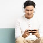 un home jouant au téléphone