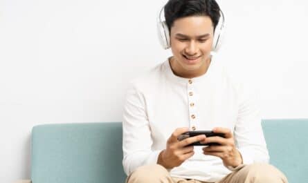 un home jouant au téléphone