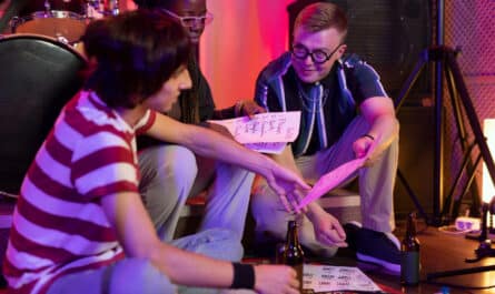 des jeunes jouant à un jeu en soirée