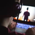 un homme jouant sur un pc