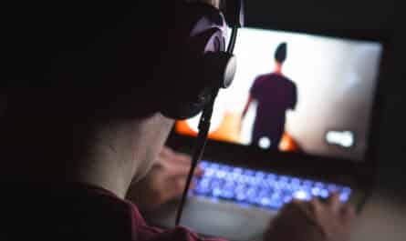 un homme jouant sur un pc