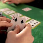 des amis s'amusant au poker