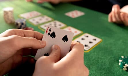 des amis s'amusant au poker