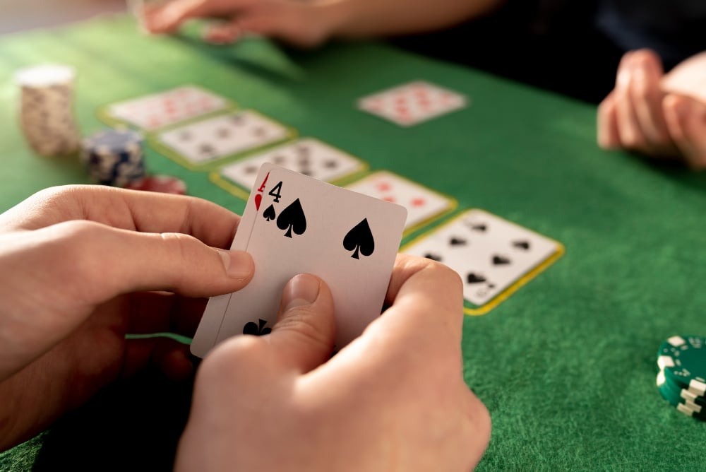 des amis s'amusant au poker