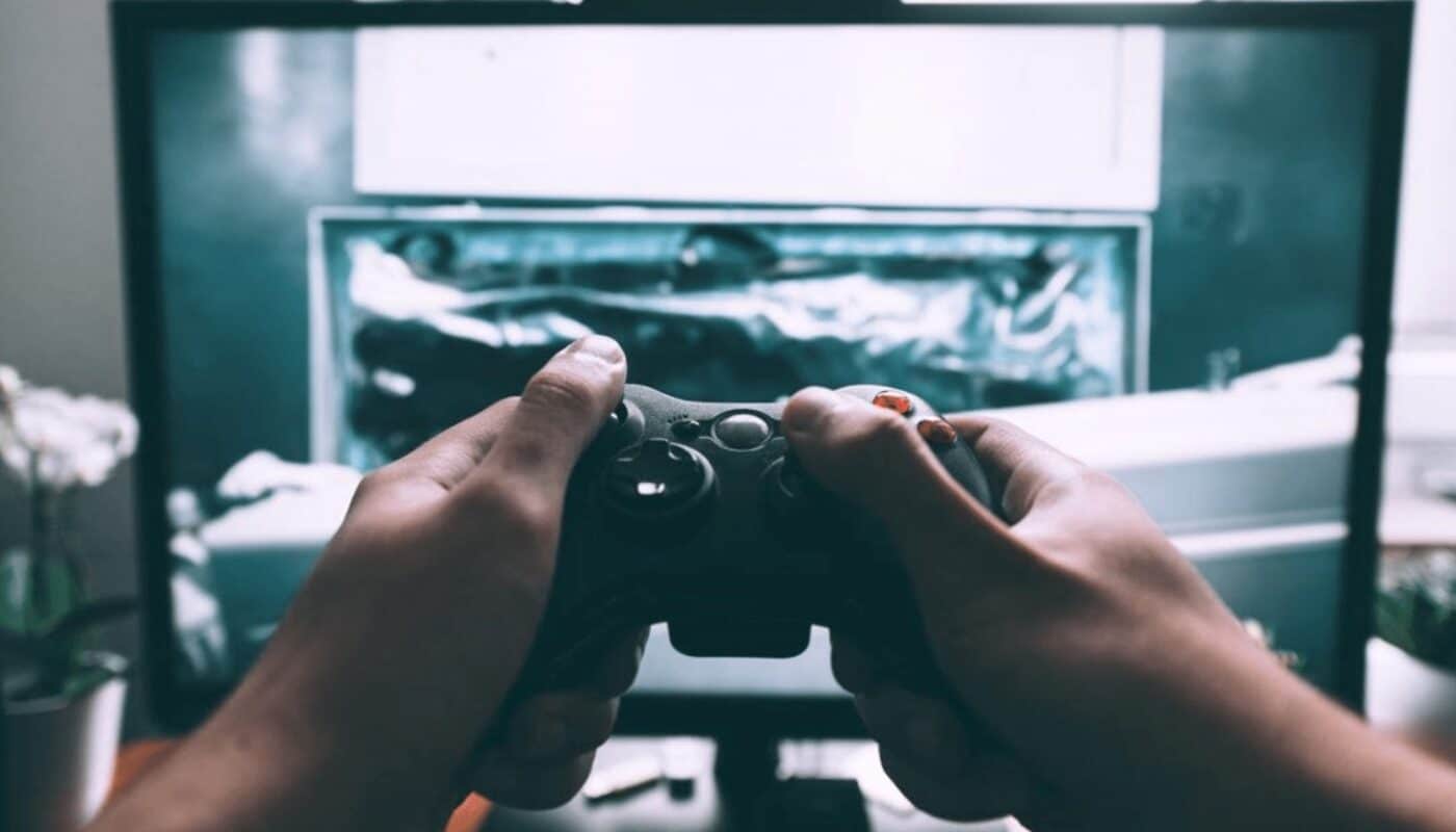 Joueur qui joue sur les jeux vidéo les plus attendus de l’année 2023