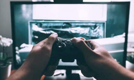 Joueur qui joue sur les jeux vidéo les plus attendus de l’année 2023