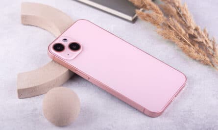un iphone avec une coque