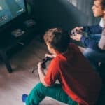 un père et son fils jouant aux jeux videos