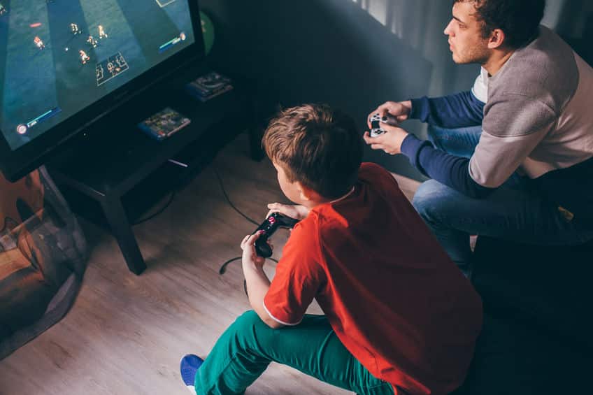 un père et son fils jouant aux jeux videos