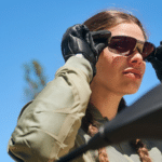 une fille se préparant à faire de la moto