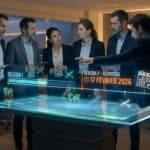 Un groupe en tenue décontractée smart analyse un calendrier holographique affichant la Saison 2 reportée au 17 Février 2026 dans une salle de contrôle high-tech.